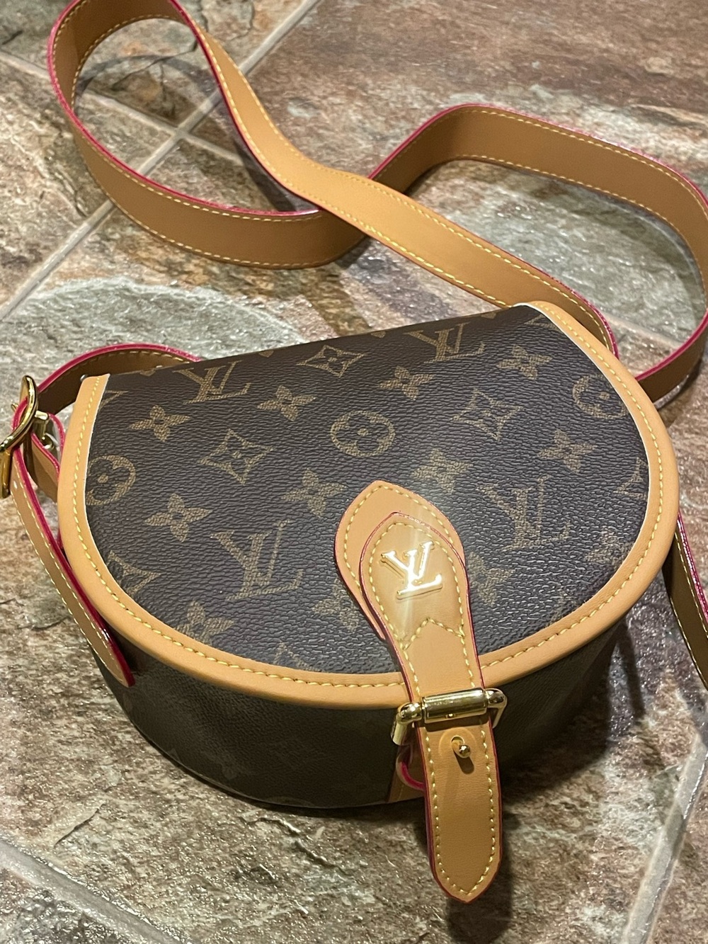 LVee monogram logo bag purse crossbody adorable 🔥🔥❤️
